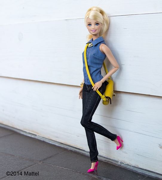 Em seu primeiro post, quando estreou no Instagram, Barbie avisou: "Sou uma garota americana que adora o estilo americano. Um simples jeans pode ficar chique com acessórios coloridos e, é claro, um pouco de pink!"