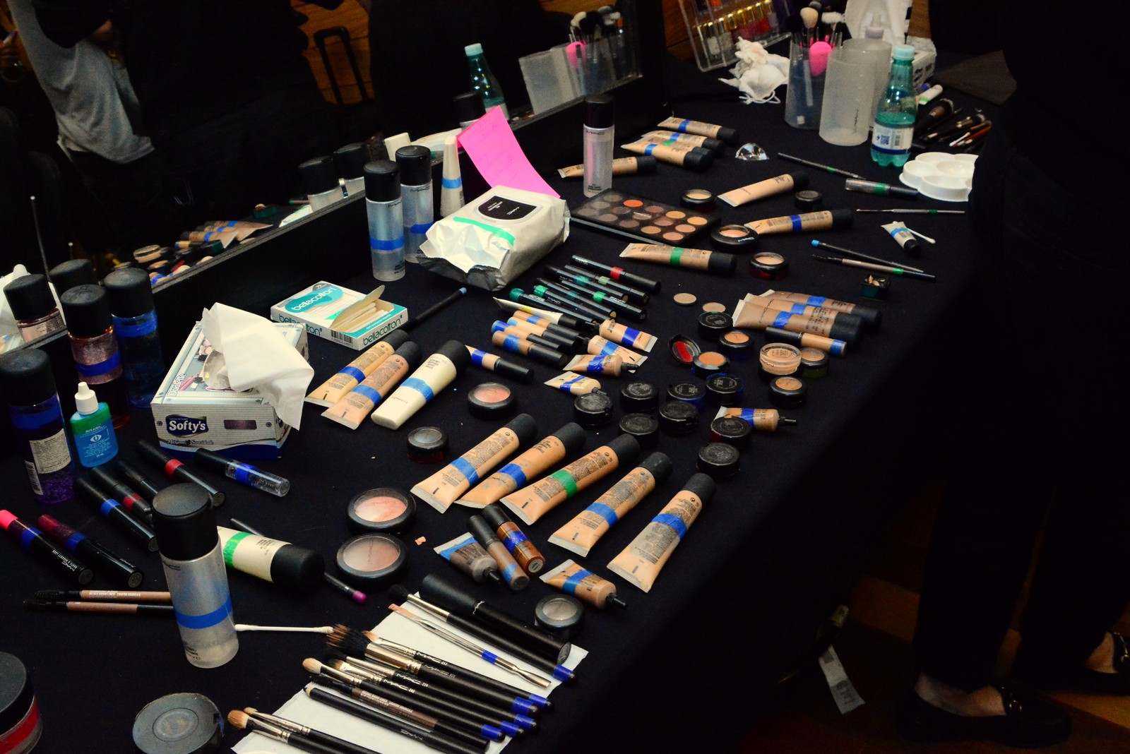 No backstage da Pat Pat´s, maquiagens em tons vibrantes ganham destaques 