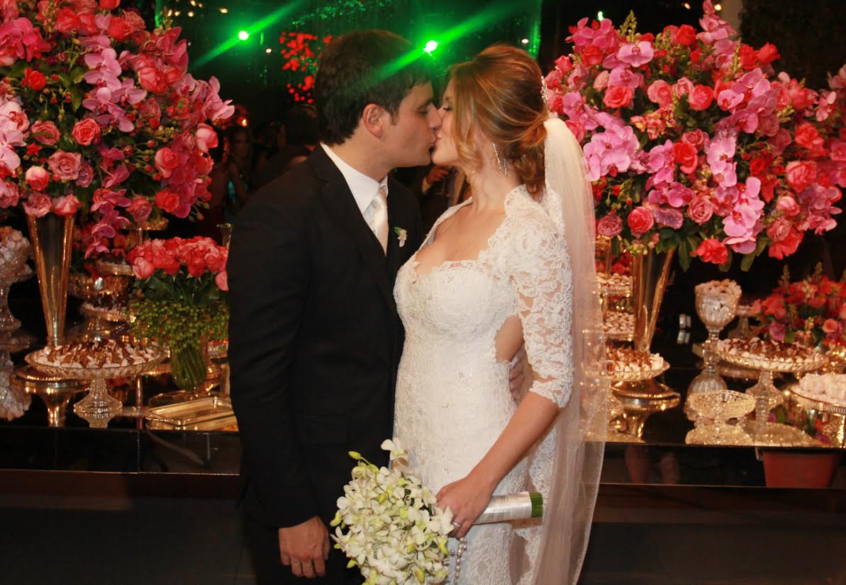 Após casamento, Vesgo beija a noiva 
