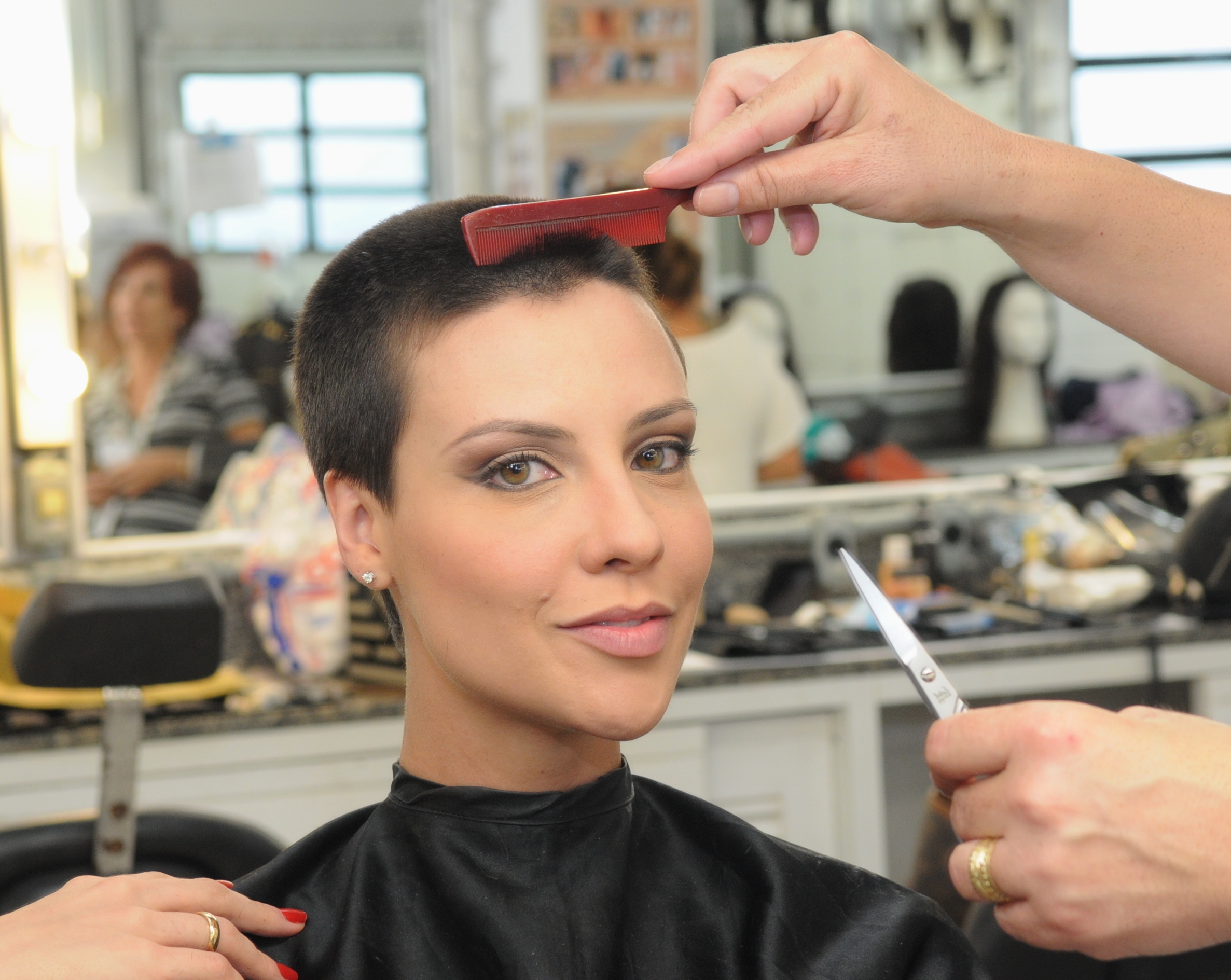 Camila Rodrigues raspa o cabelo para a novela 'Os dez mandamentos'