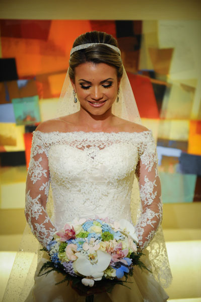 Lucilene Pires apostou na renda para o vestido usado no casamento com Vagner Love
