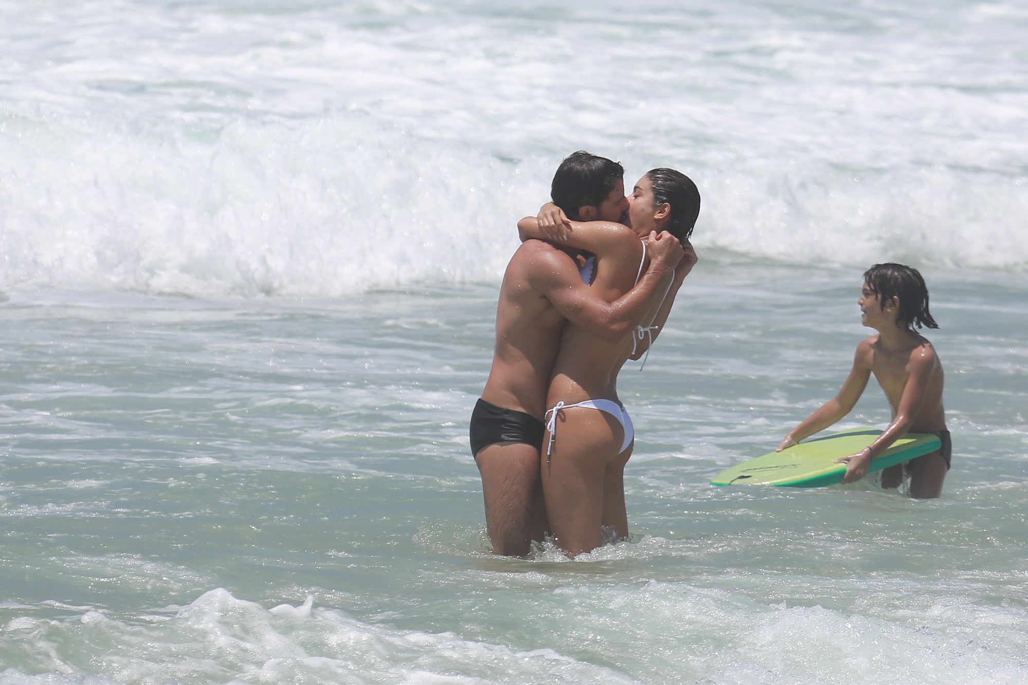 Daniel Oliveira e Sophie Charlotte namoram na praia da Reserva, Zona Oeste do Rio