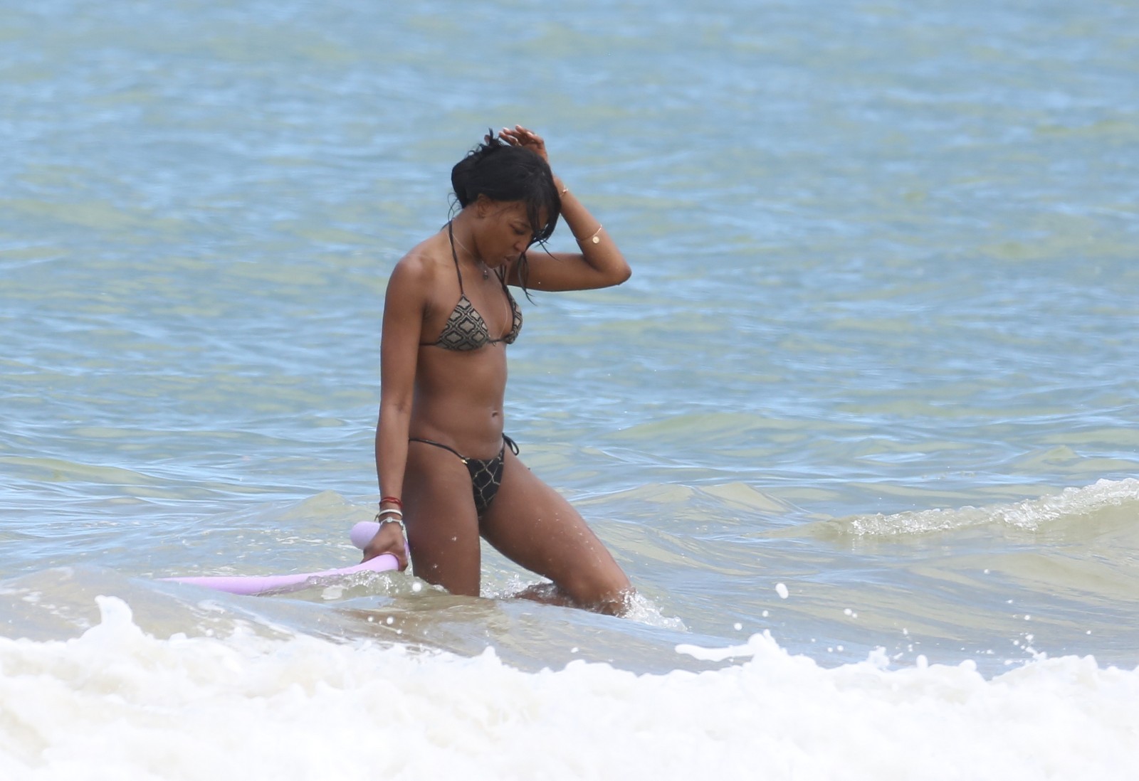 Naomi Campbell e seu corpão desfilaram em Trancoso, na Bahia