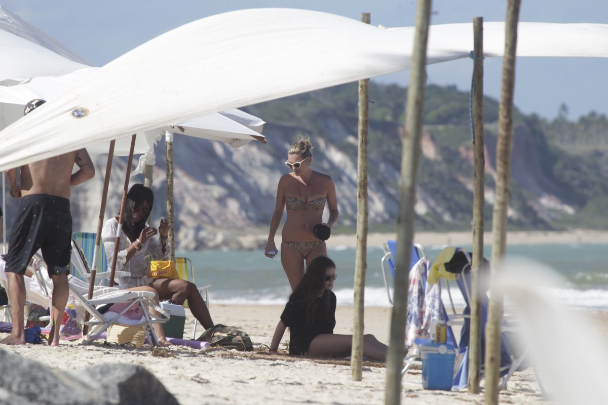 Naomi Campbell e Kate Moss em praia em Trancoso, na Bahia