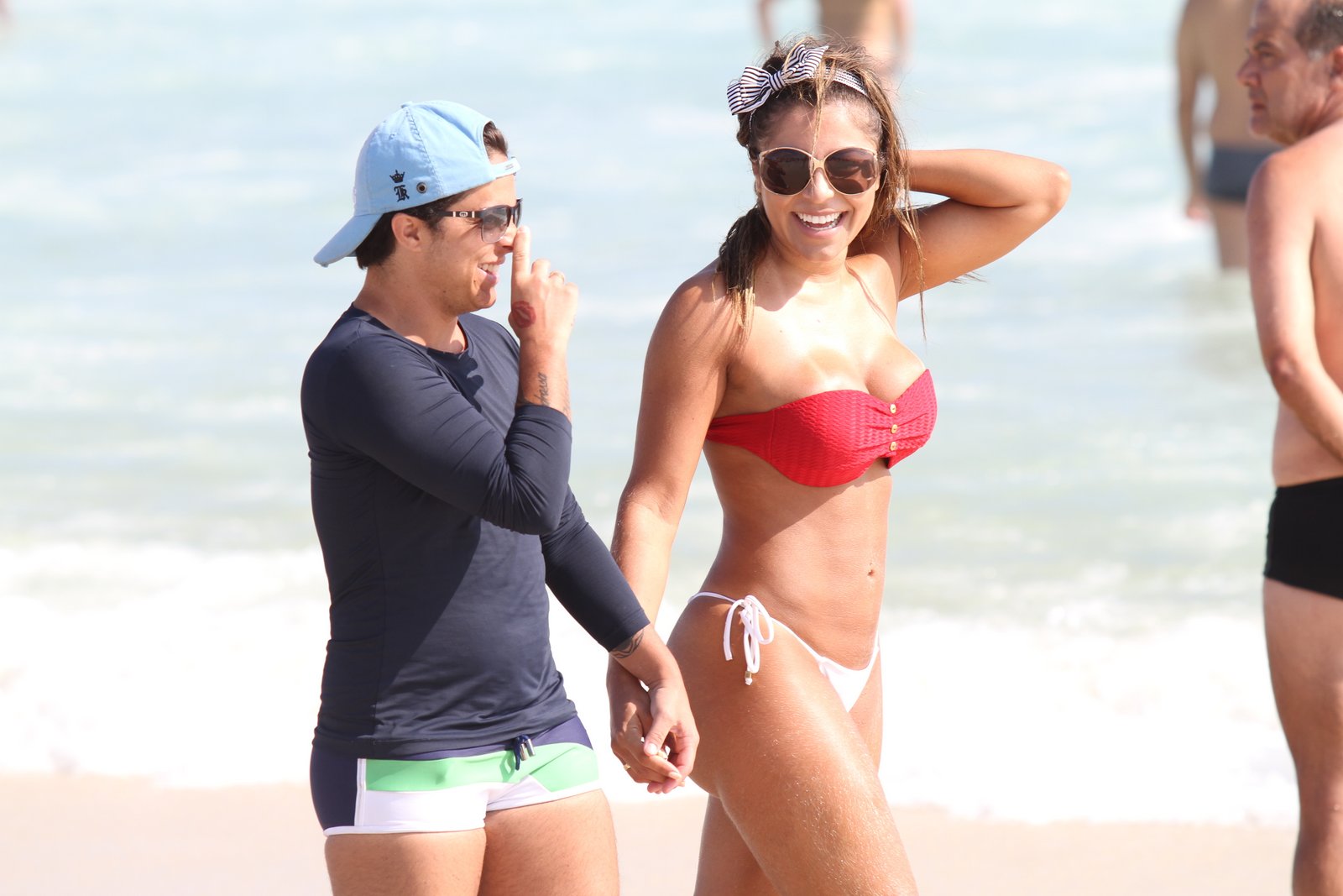 Thammy Miranda e Andressa Ferreira curtem praia no Rio