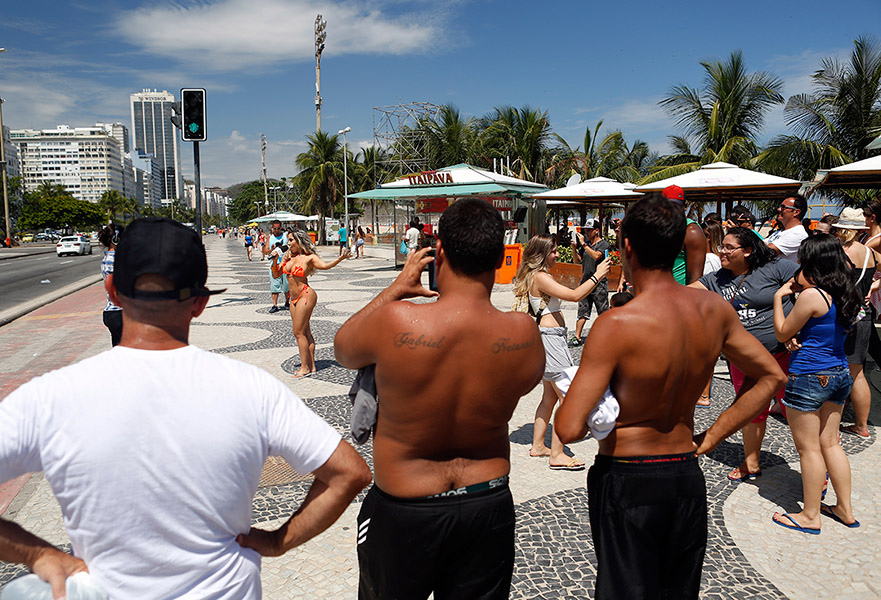 Mulher Melão foi a repórter por um dia do EGO na praia de Copacabana