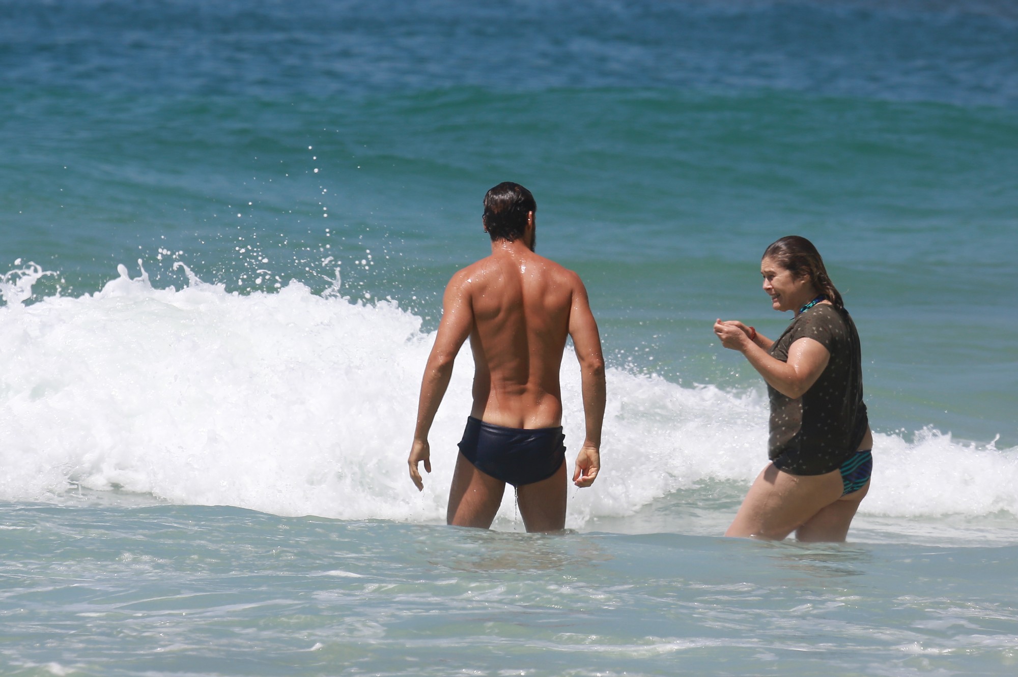Com uma sunga azul, Cauã Reymond fez sucesso com as banhistas que estavam na praia de Joatinga, que não disfarçaram na hora de 'dar um confere' em Cauã (também, né?). Para completar o momento êxtase das fãs, o ator acabou 'pagando cofrinho' ao mergulhar. 