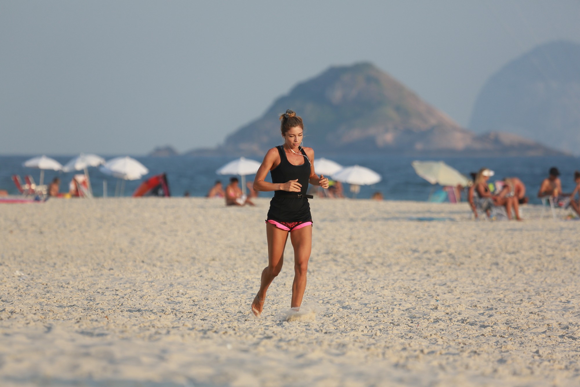 Grazi Massafera correu na praia da Barra da Tijuca, RJ