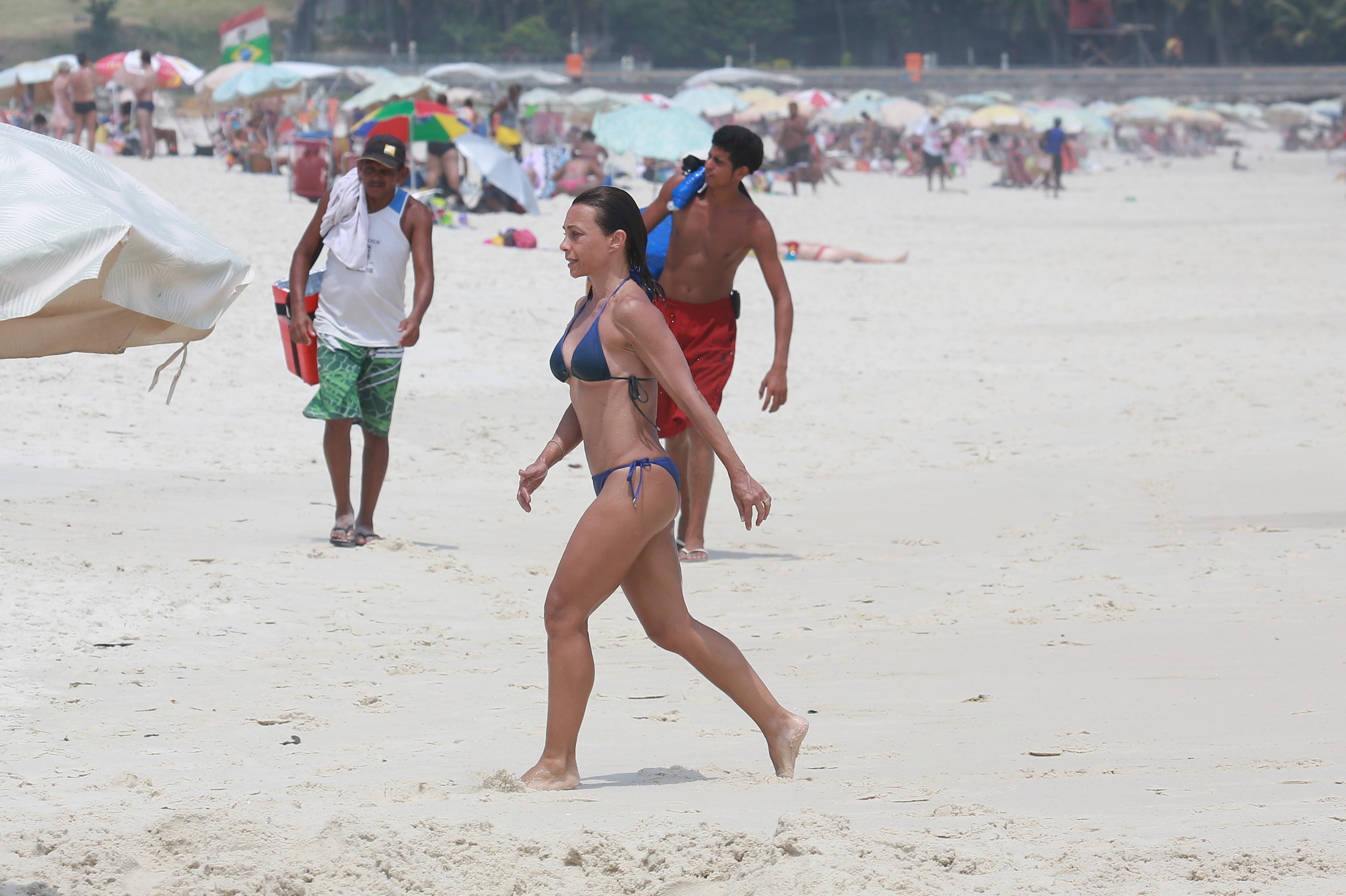 Nesta sexta, Carla Marins, aos 46 anos, mostra corpo sarado em dia de sol na praia da Barra da Tijuca, RJ