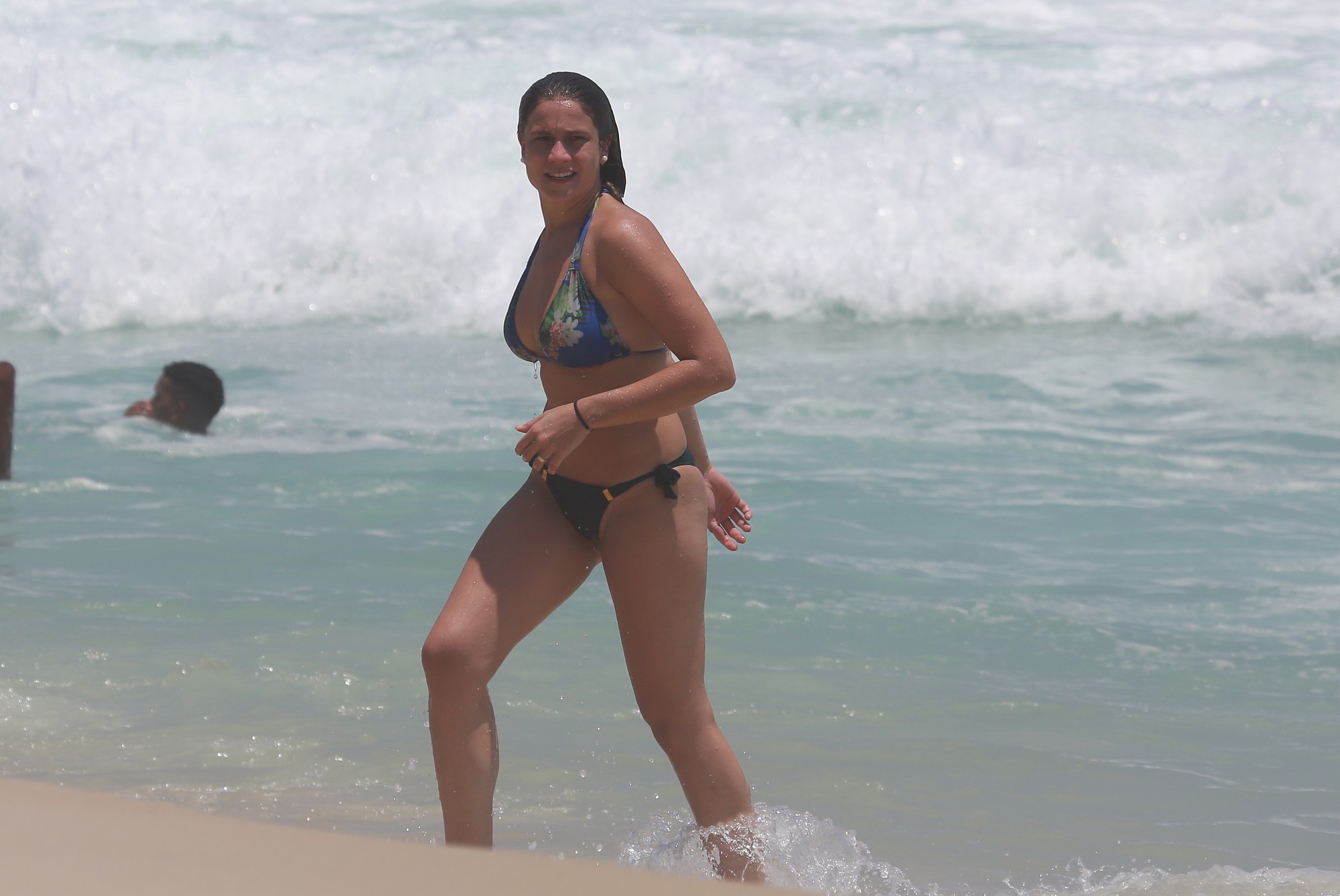 Fernanda Gentil aproveitou a terça-feira, 20, feriado no Rio de Janeiro, para pegar uma praia