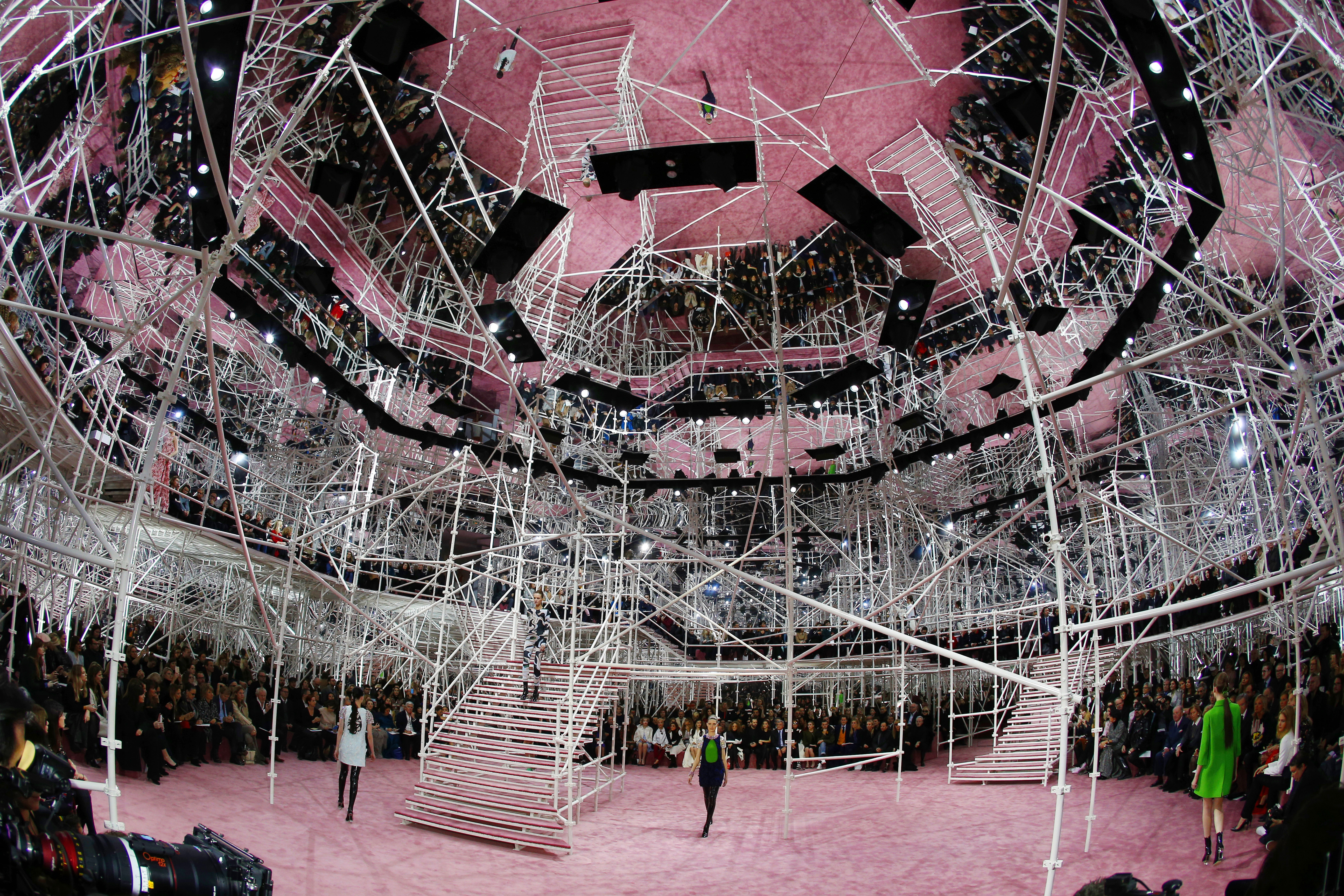 Christian Dior apresentou sua coleção de alta-costura em uma tenda gigantesca, montada nos jardins do Museu Rodin, em Paris