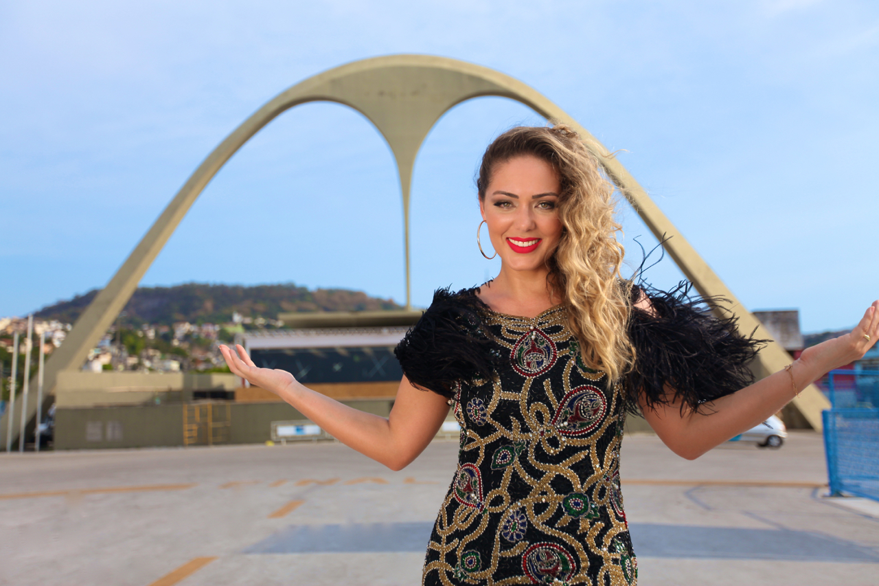 Tânia Mara estreia cantando no camarote Gente Fina
