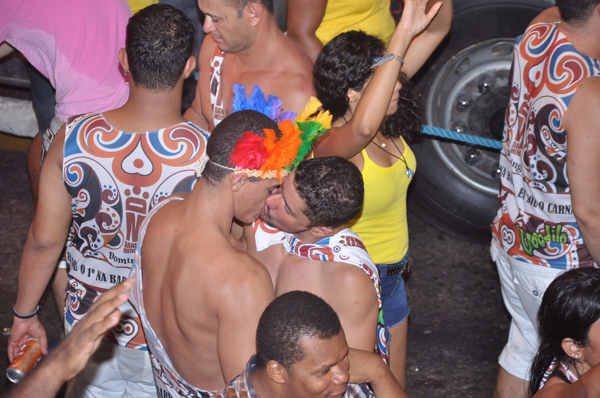 Ainda em Salvador, foliões se beijam 