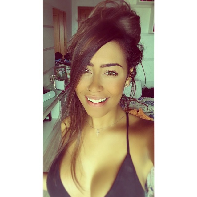 Rafaella Santos, irmã de Neymar, postou uma selfie com penteado estiloso em homenagem ao dia
