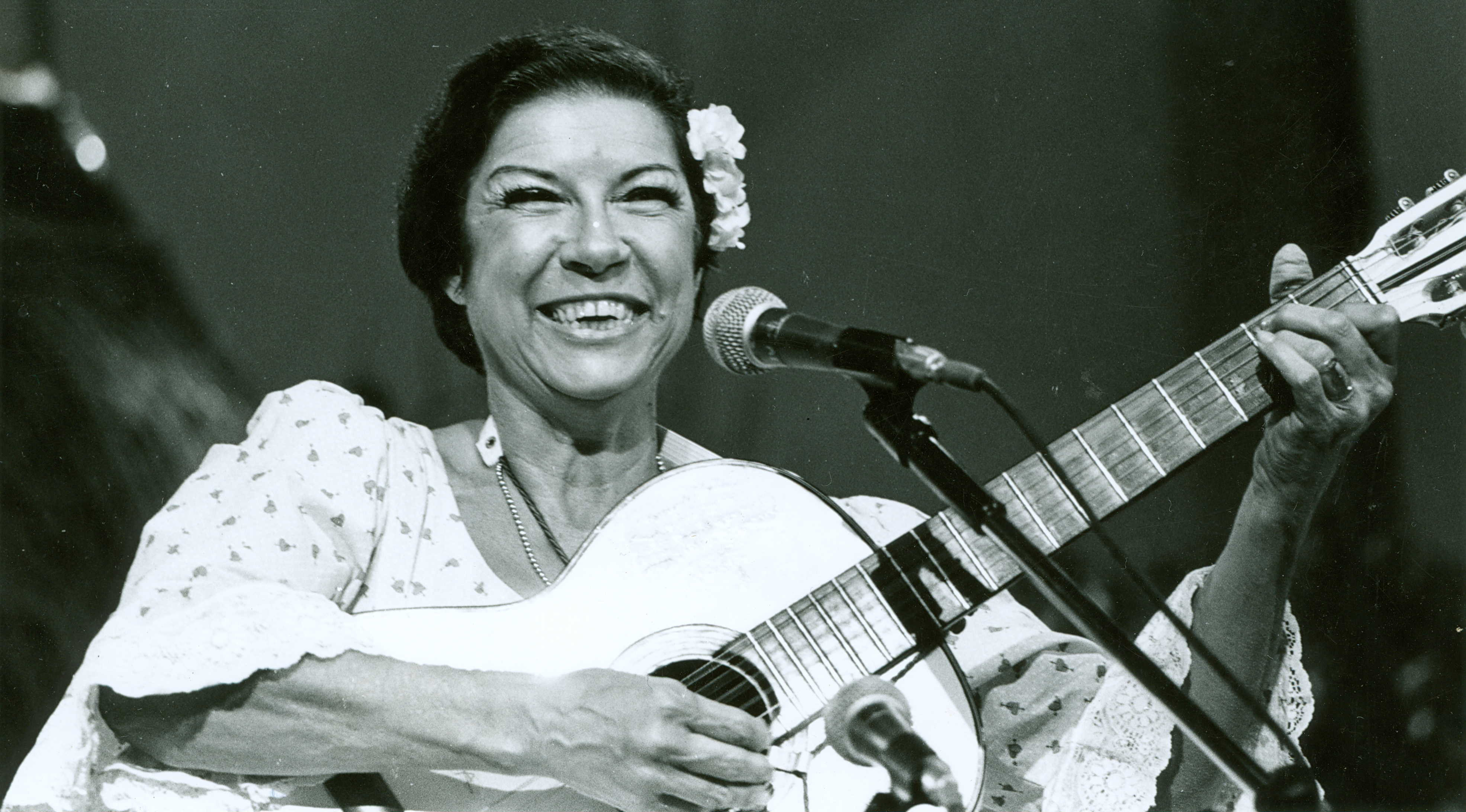 ama Inezita Barroso no programa "Viola, minha viola", em 1981. A cantora e apresentadora morreu neste domingo, 8