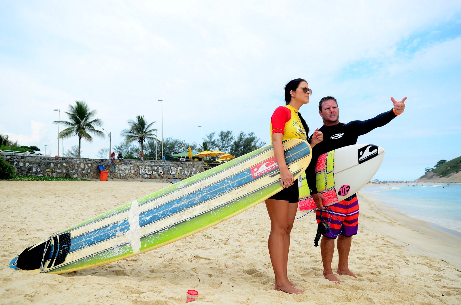 Antes de entrar no mar, Débora Lyra recebe instruções de seu professor de surfe, Rodrigo Robini