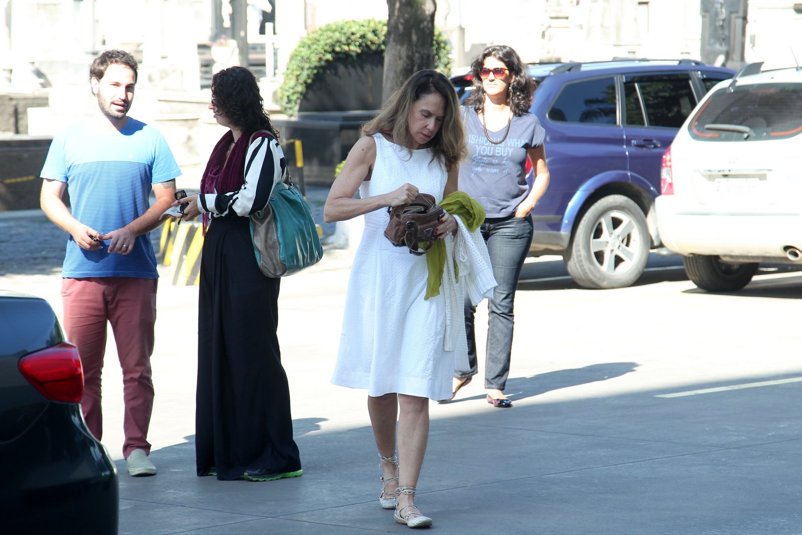 Xuxa Lopes, ex-mulher de Cláudio Marzo, chega para o velório do ator