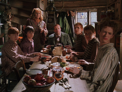 Molly Weasley, da saga Harry Potter, seria a típica mãezona se não fosse por um detalhe que a deixa ainda mais extraordinária: ser uma bruxa incrível! Quem não gostaria de sentar à mesa dela?