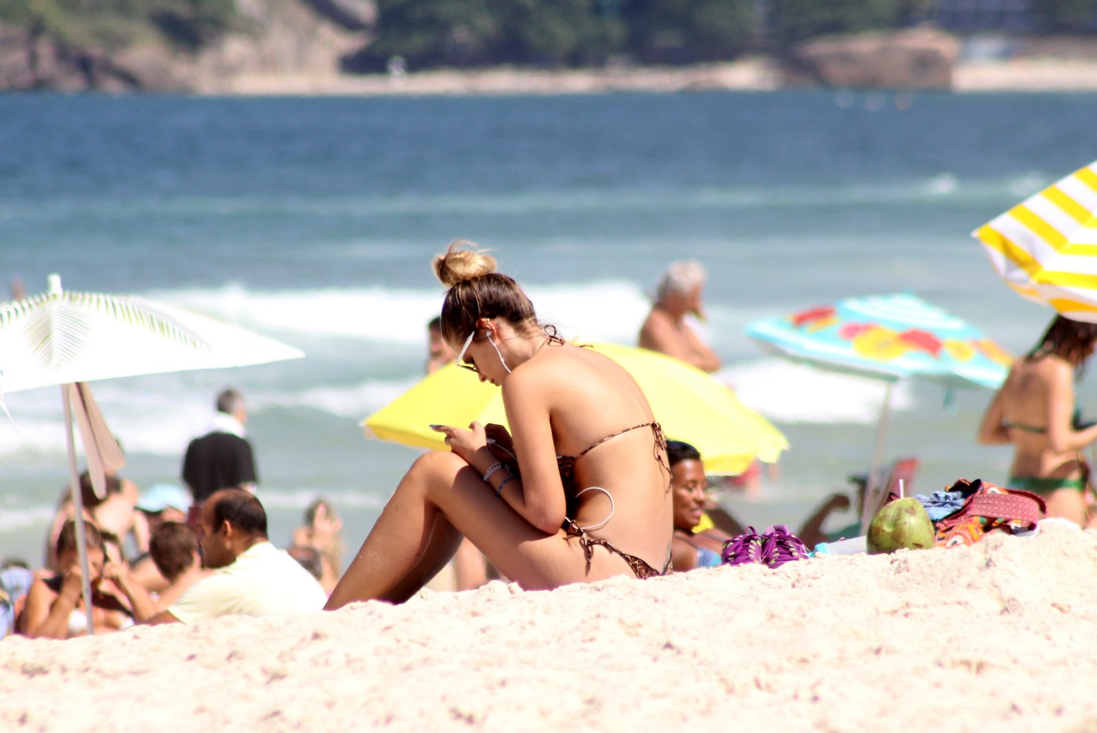 Yasmin Brunet esteve na praia de Ipanema, neste sábado, 11, no Rio