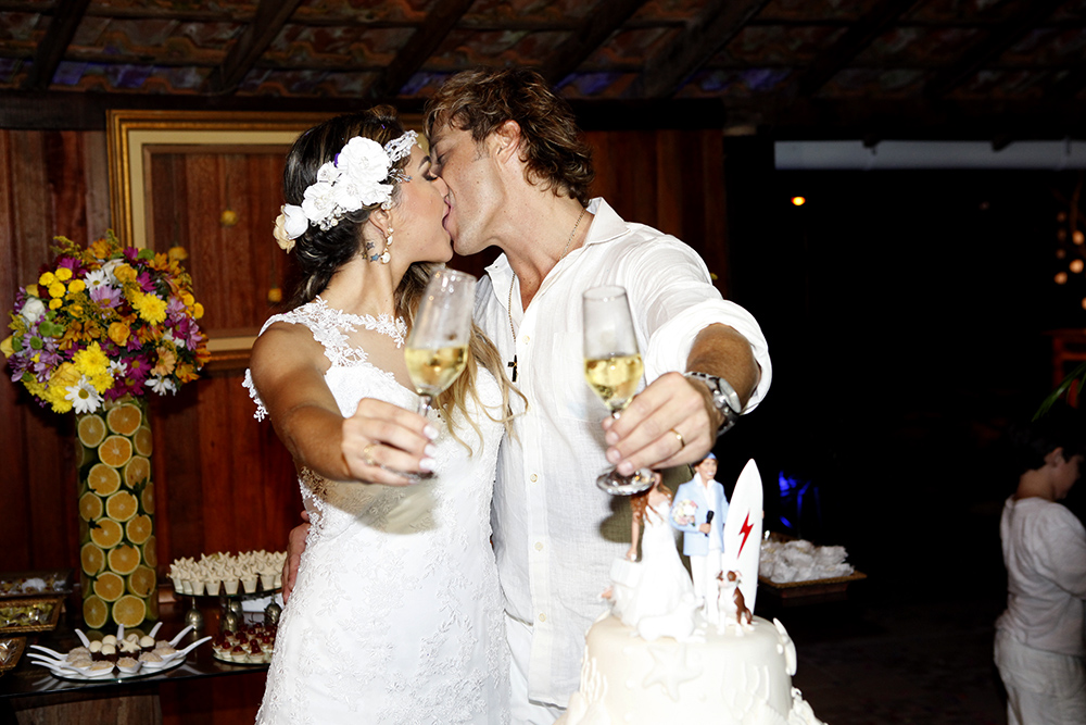 Theo Becker e Raphaela Lamim se casaram em Grumari, Zona Oeste do Rio