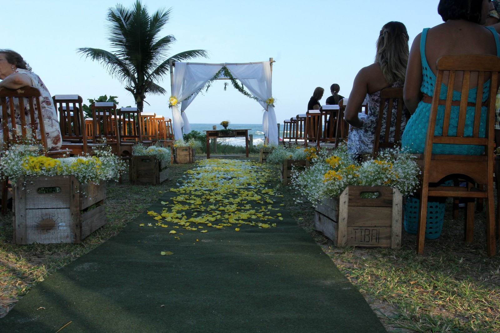 O casamento de Theo Becker e Raphaela Lamim foi na Praia de Grumari, na Zona Oeste do Rio