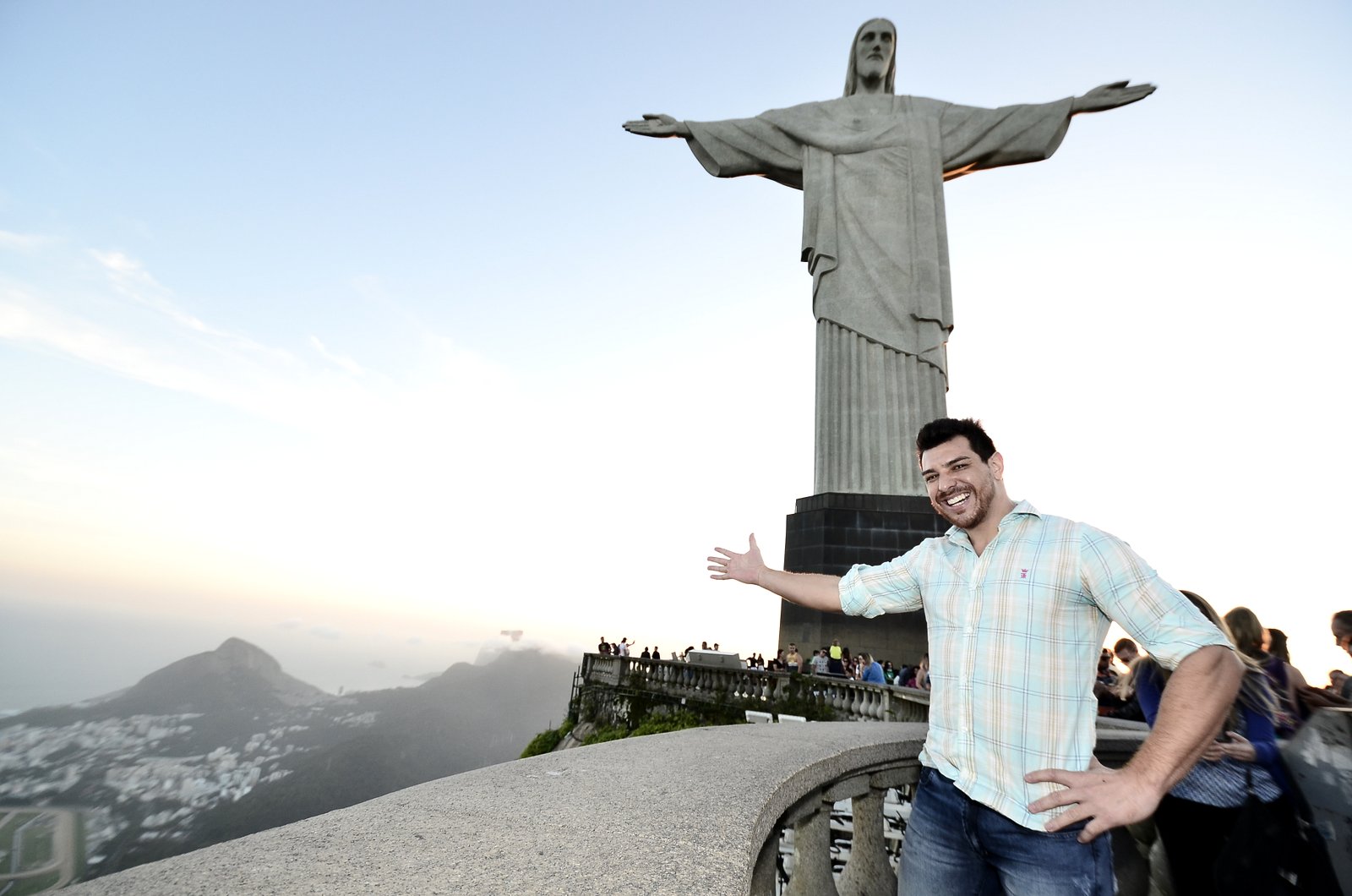 Cézar Lima, vencedor do BBB 15, realiza sonho de conhecer o Cristo Redentor, no Rio de Janeiro
