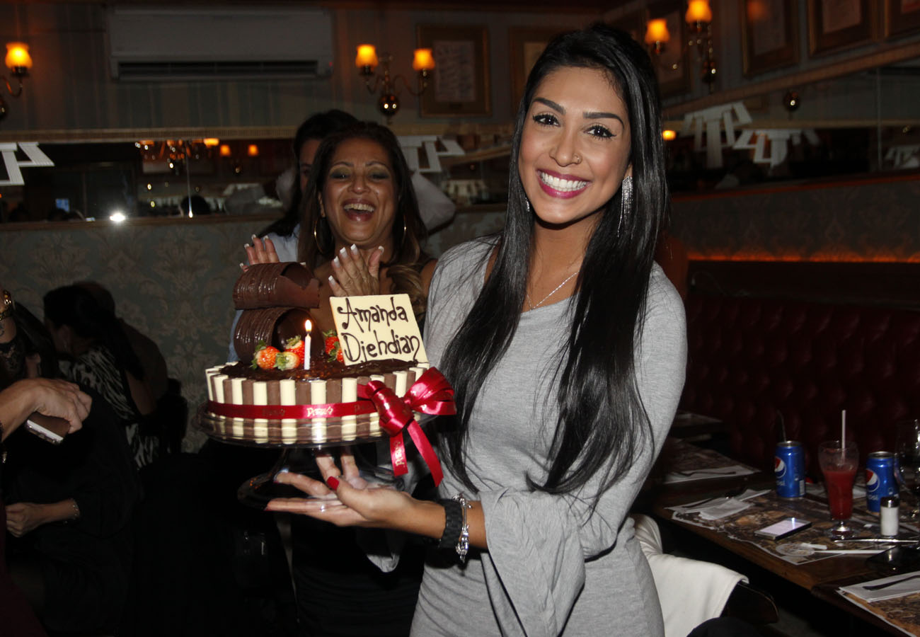 Ex-BBB Amanda comemora aniversário em restaurante em São Paulo