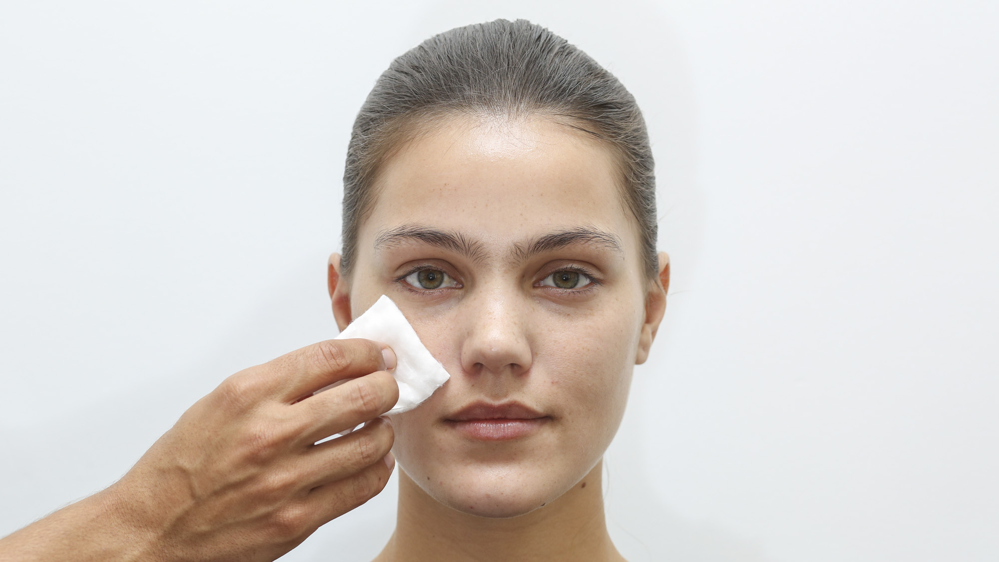 Higienize a pele para retirar as impurezas. Use adstringente se a pele for oleosa e tônico se for seca