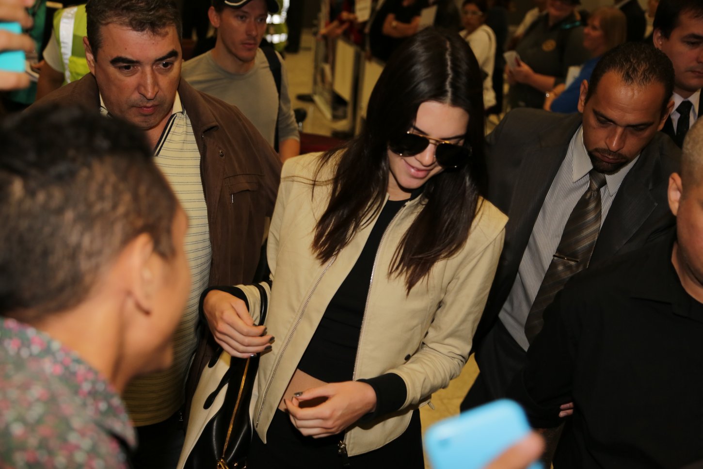 Kendall Jenner chega cercada por seguranças