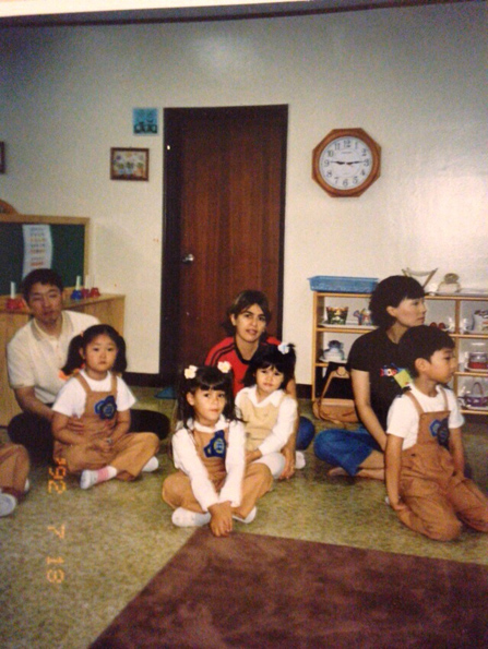 Giullia Buscacio foi morar na Coreia do Sul quando tinha 4 anos. Aqui ela com a mãe, Adriana, e a irmã mais nova, Giovanna