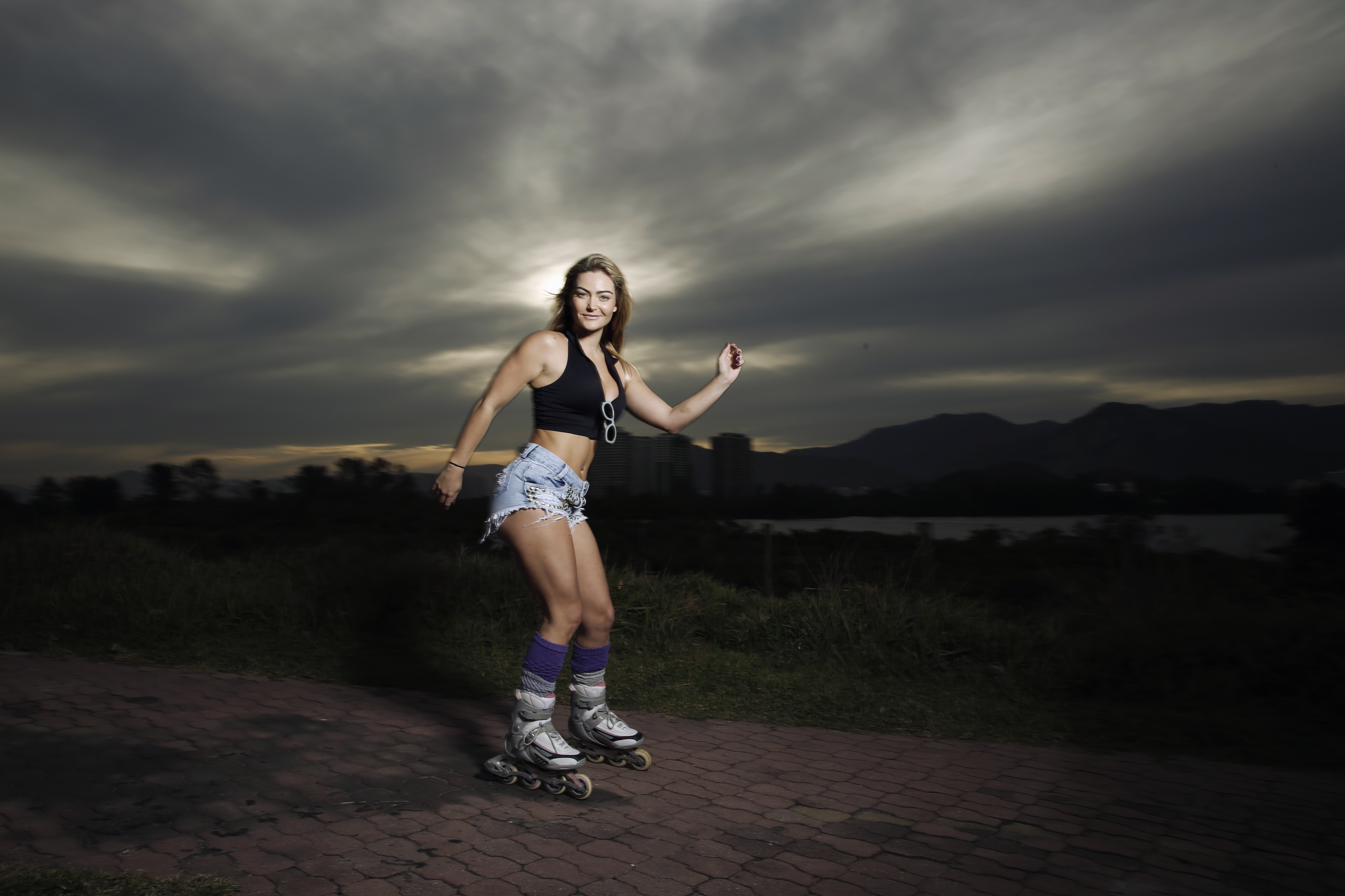Laura Keller curte patinar no Recreio dos Bandeirantes, no Rio