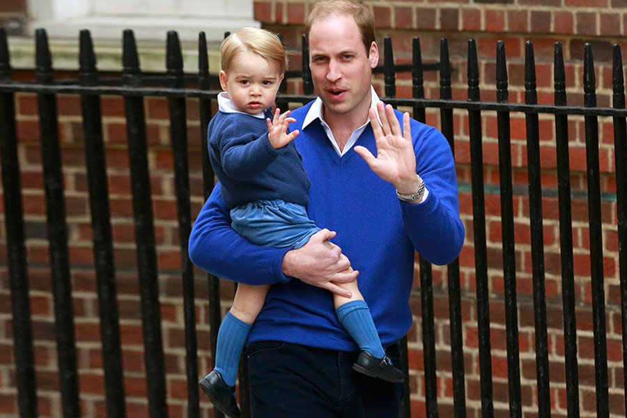 Não é de hoje que o príncipe George aparece com looks parecidos com os de seu pai, o príncipe William. Um desses exemplos foi o suéter azul e a camisa branca que os dois usaram no dia do nascimento da princesa Charlotte