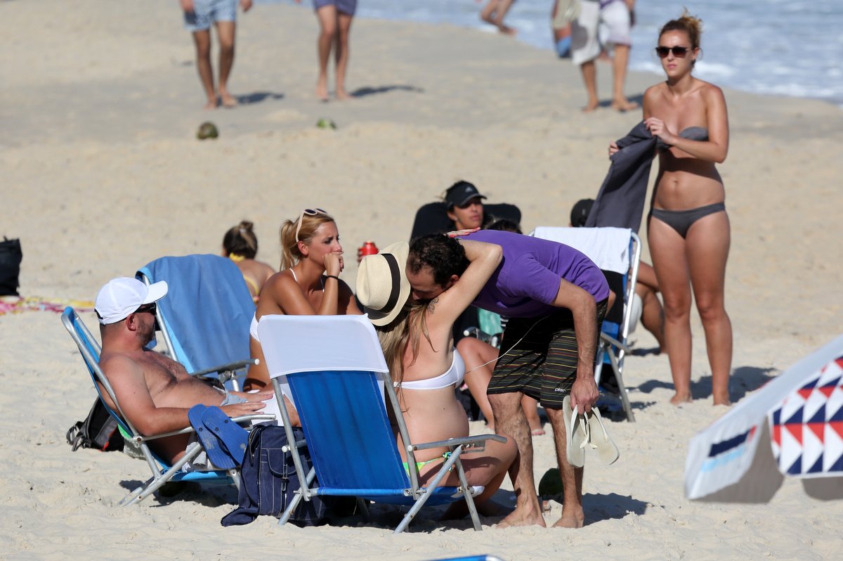 Luana Piovani recebe abraço do amigo em praia no Rio
