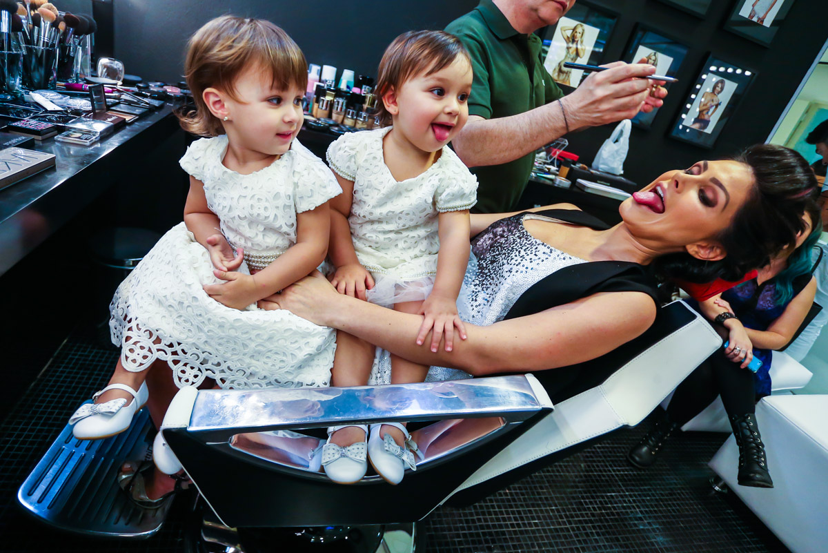 Natália Guimarães foi com as filhas, Maya e Kiara, se arrumar para a festa em um salão de beleza