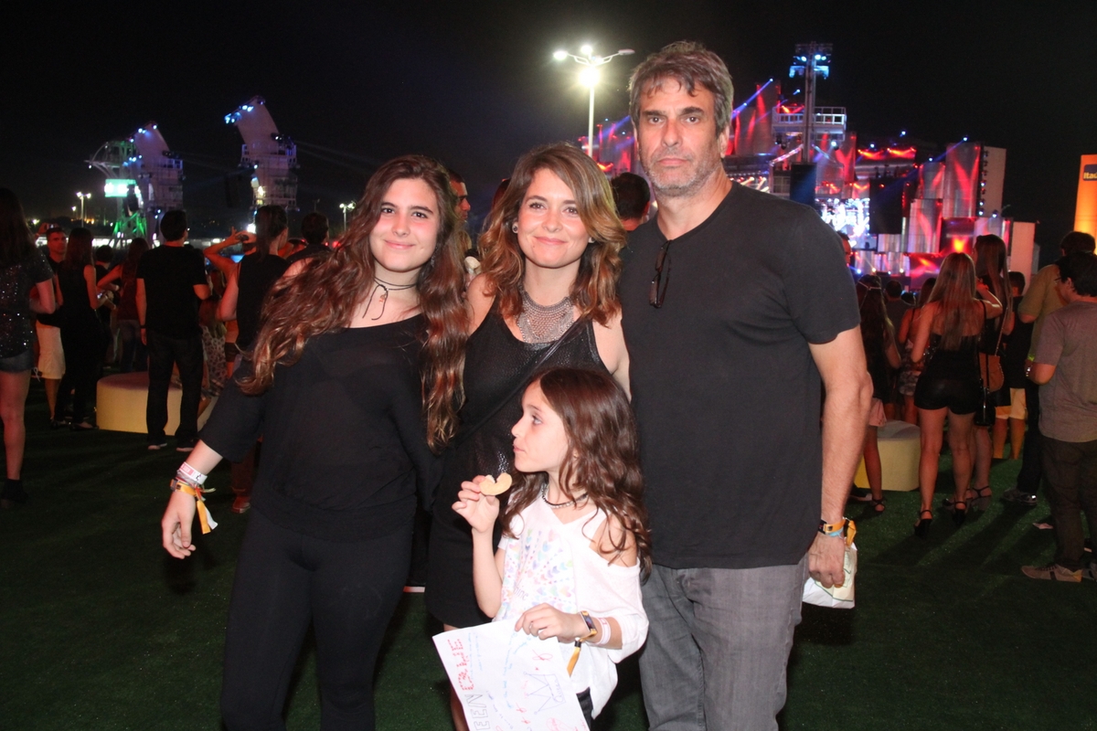 Claudia Abreu com as filhas Maria, à esquerda, Felipa, e o marido, José Henrique Fonseca