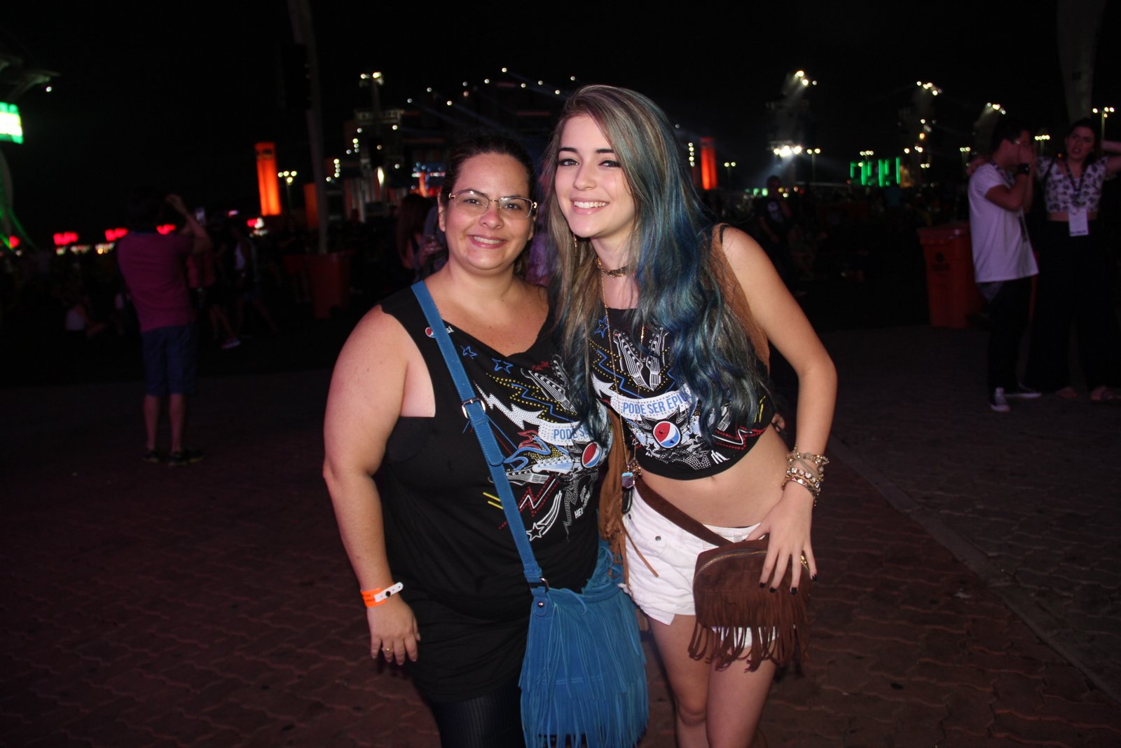 Com cabelo azul, Ana Rita Cerqueira vai ao Rock in Rio com a mãe, Renata