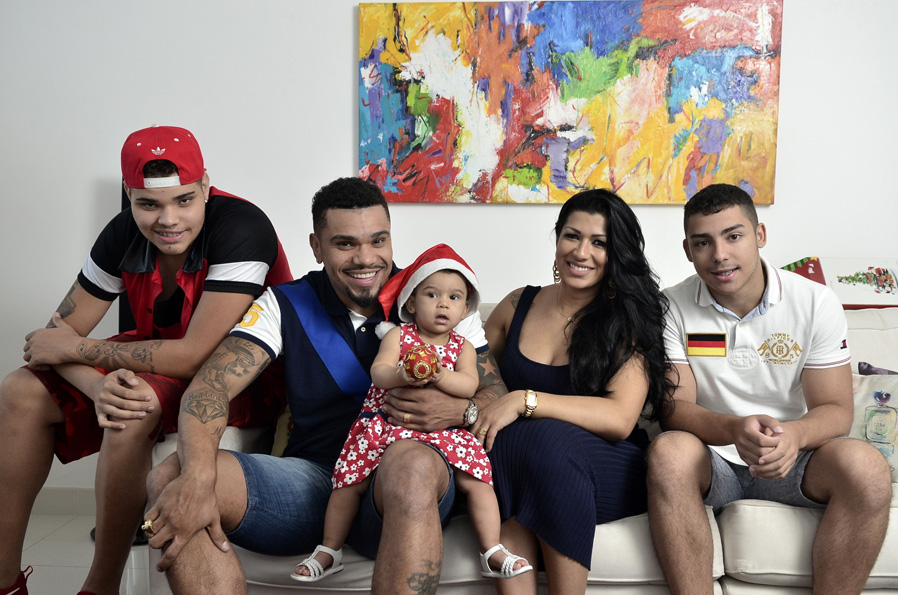 Naldo Benny e Ellen Cardoso posam com a família na casa deles na Zona Oeste do Rio de Janeiro.