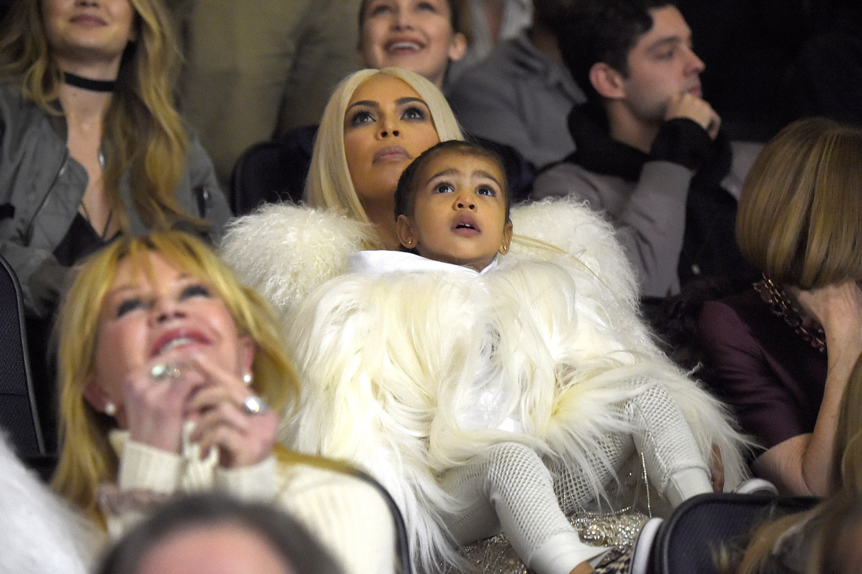 Kim Kardashian West e a filha North West em desfile em Nova York, nos Estados Unidos