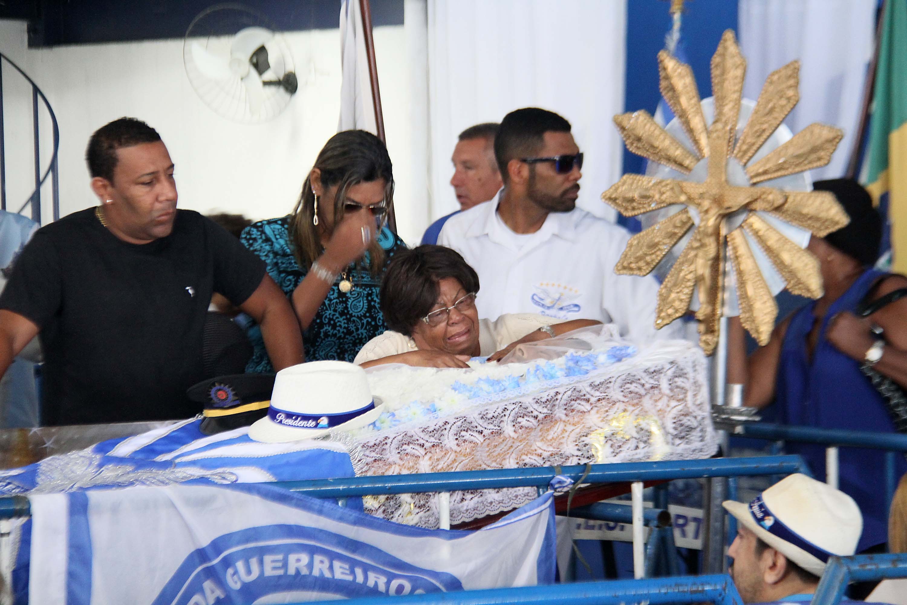 Tia Surica, uma das mais importantes integrantes da velha-guarda da Portela, chora no velório de Marcos Falcon na quadra da agremiação em Madureira, Zona Norte do Rio