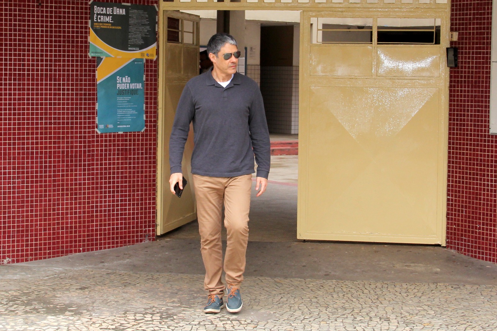 William Bonner chega para votar no Rio de Janeiro