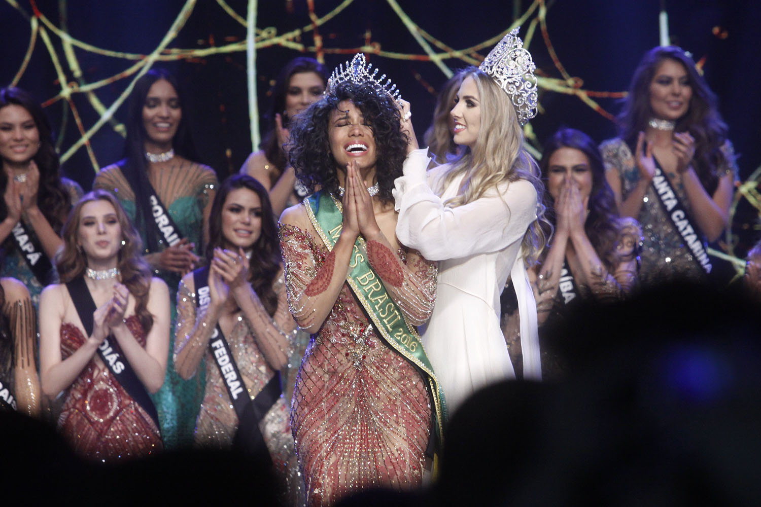 Raissa Santana, do Paraná, recebe a coroa de Miss Brasil 2016 de Marthina Brandt em São Paulo