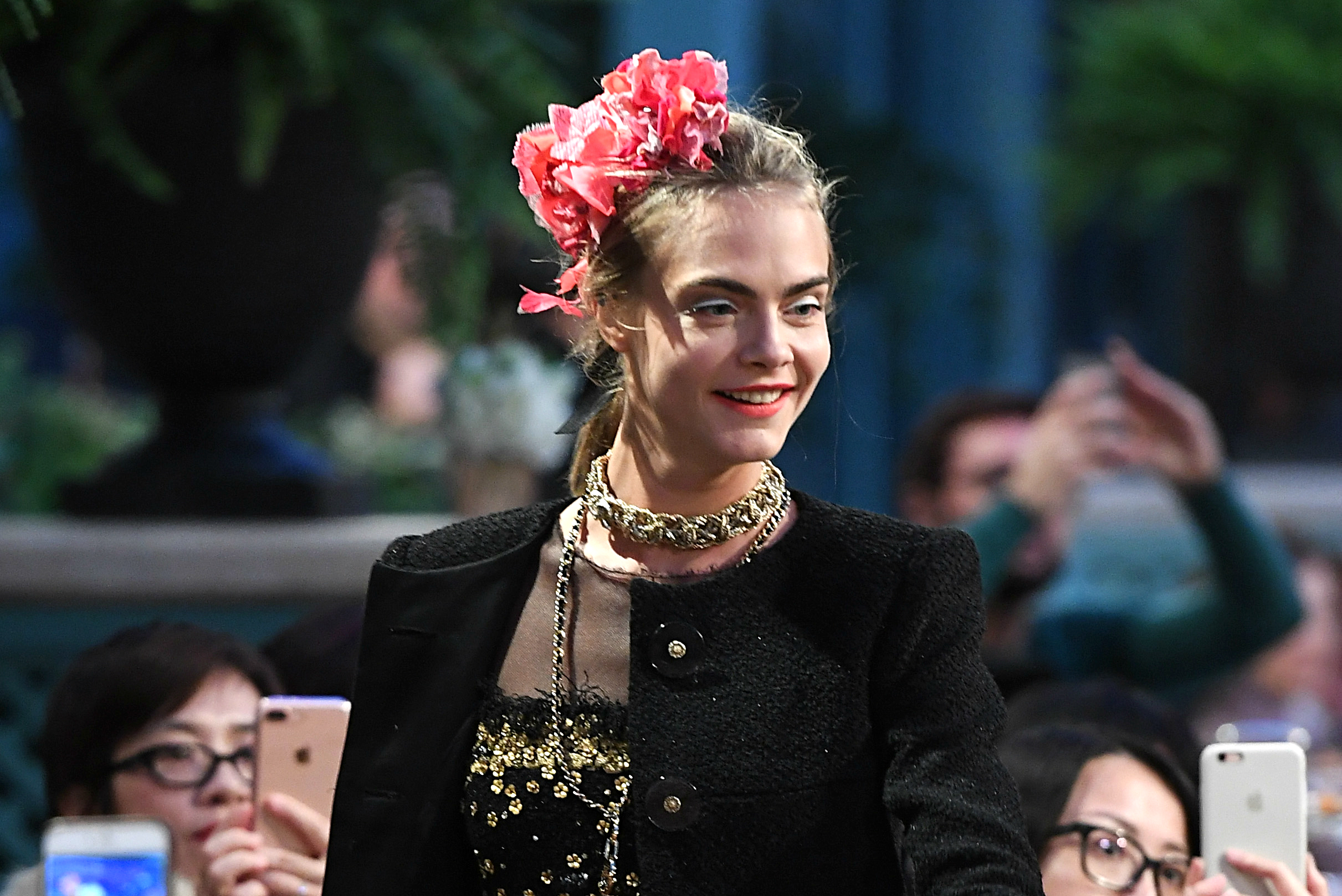 Cara Delevingne abre o desfile com a coleção Métiers d'Art, da Chanel, em Paris