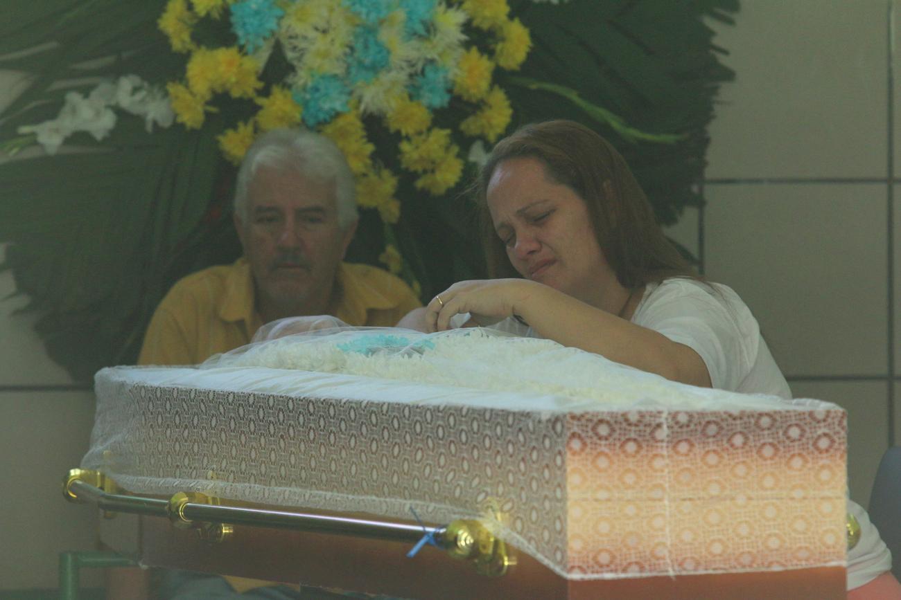 Fernanda, filha de Russo, no velório do pai, que aconteceu no Cemitério de Xerém, na Baixada Fluminense, neste domingo, 29