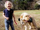 Cachorro carrega oxigênio e mantém menina viva (Caters News)
