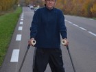 Paraplégico viaja França de muletas para alertar sobre lesões na medula