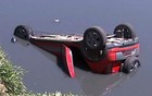 Motorista perde o controle e carro cai em rio (Reprodução/RPC TV)