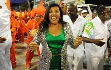 A apresentadora Regina Casé se anima pouco antes de entrar na avenida pela Mocidade Independente de Padre Miguel. (Foto: Alexandre Durão/G1)