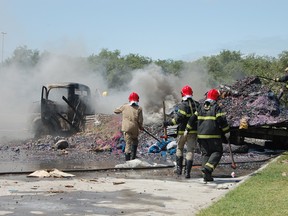 Caminhão pega fogo em estacionamento de fábrica de cimento (Foto: Rammom Monte/G1 PB)