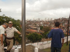 PM´s e crianças do bairro conversam frente à vista da Base do Nordeste (Foto: Tatiana Dourado/G1)