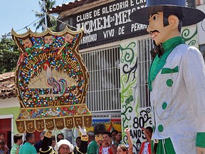 Homem da Meia-Noite comemora 80 anos no carnaval 2012 (Foto: Katherine Coutinho/G1)